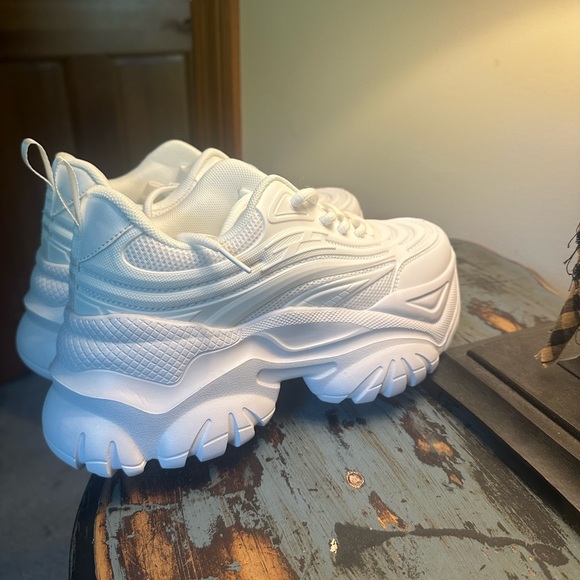 NEW Stylish White Women's Sneakers - Picture 4 of 6